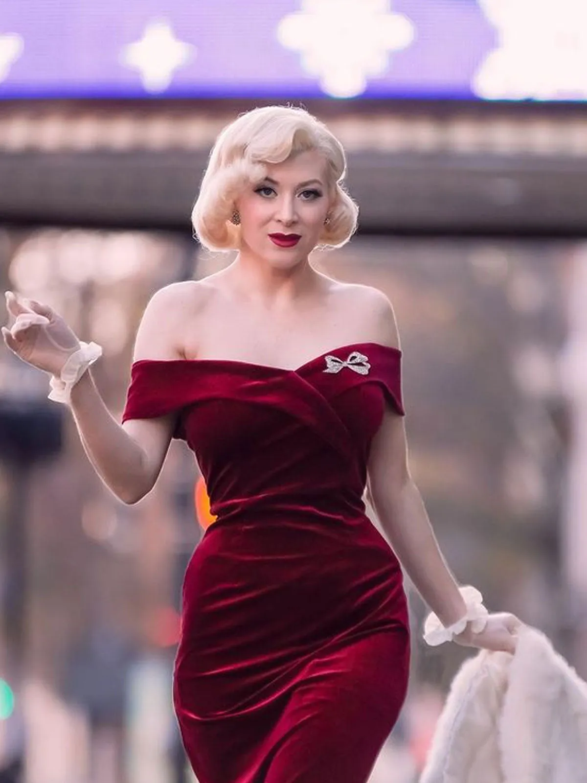 Wine Red 1960s Velvet Bodycon Vintage Dress
